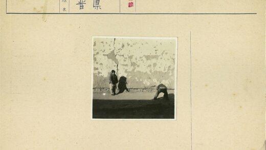风化墙边玩耍的孩童.jpg