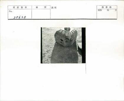 风化岩石雕刻特写与阴影.jpg