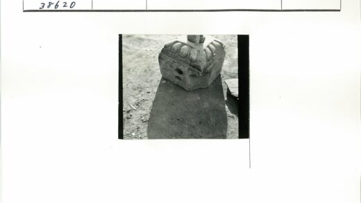 风化岩石雕刻特写与阴影.jpg
