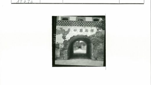 风化石墙拱门树荫小路.jpg