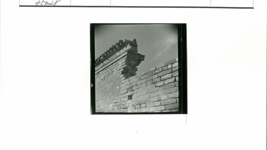 风化石墙瓦顶晴空.jpg