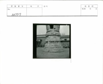 风化石碑与古建筑庭院特写.jpg