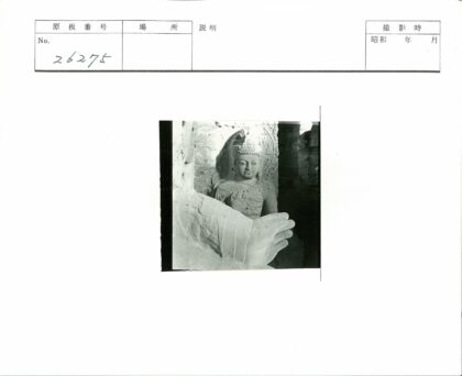 风化石雕与覆盖之手.jpg