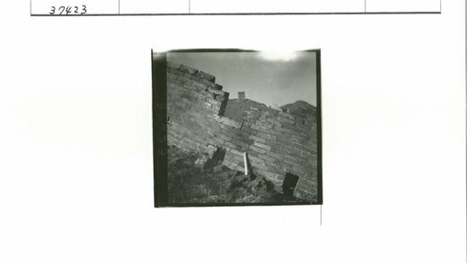 风化砖墙与圆柱体远山塔景.jpg
