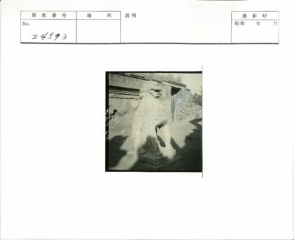 风化砖墙前的神话生物石像.jpg