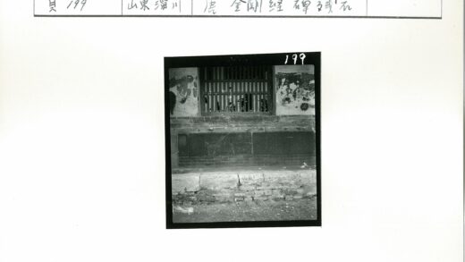 风化砖墙旧窗栅栏.jpg