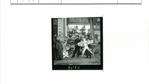 风筝店与街景自行车.jpg