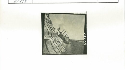 风车土路与河流风光.jpg