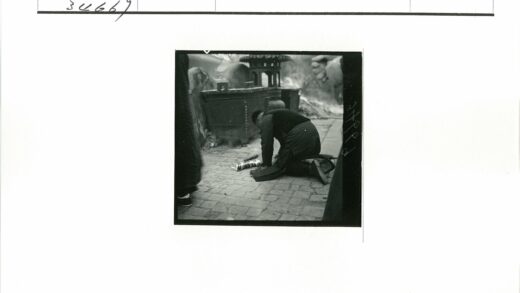 香炉旁跪拜鹅卵石地.jpg