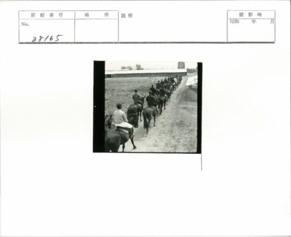 马背行人泥路建筑风景.jpg