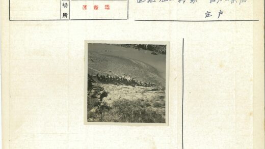 马背骑手沿河岩石地行进.jpg