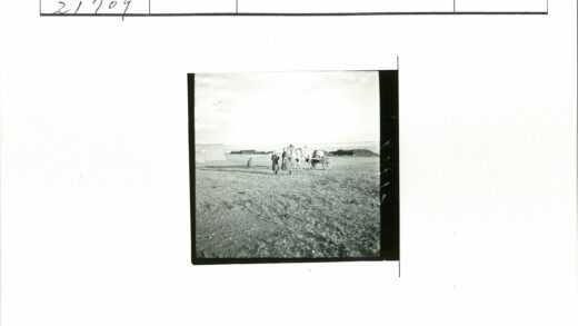马车与建筑空地人像.jpg