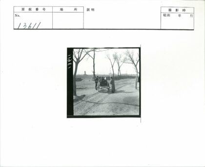 马车人群土路远处建筑.jpg