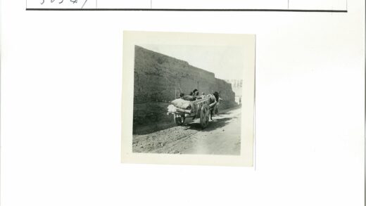 马车沿泥墙土路行驶.jpg