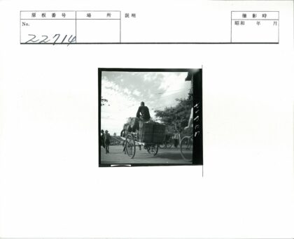 马车满载篮子街头景象.jpg