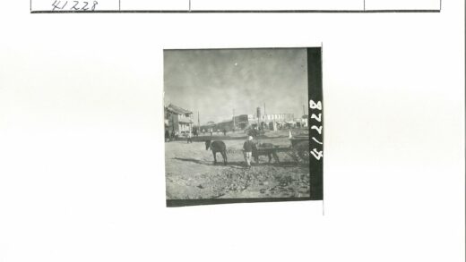 马车穿行明亮街景.jpg