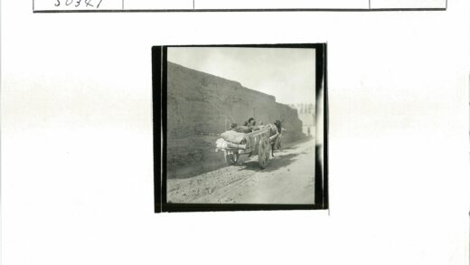 马车行人土路树墙背景.jpg