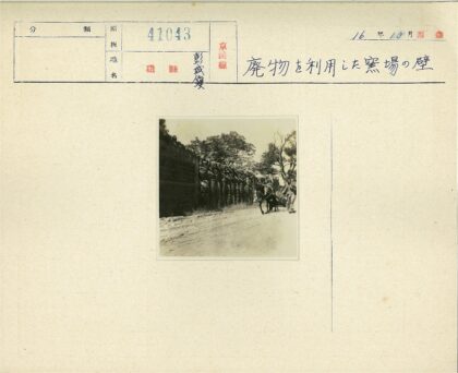 马车行驶于砖墙土路.jpg