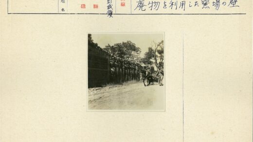 马车行驶于砖墙土路.jpg