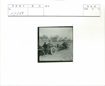 马车行驶在冬日土路上.jpg