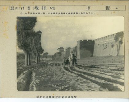马车行驶在土路与高墙间.jpg