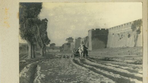 马车行驶在土路与高墙间.jpg