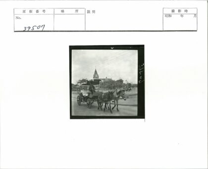 马车行驶在塔尖建筑街道.jpg
