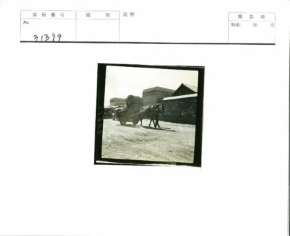 马车行驶在石头建筑街道.jpg