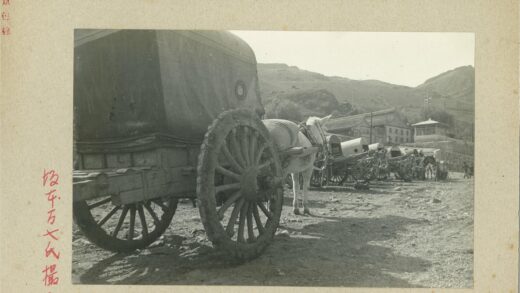 马车行驶岩石土路建筑山坡背景.jpg