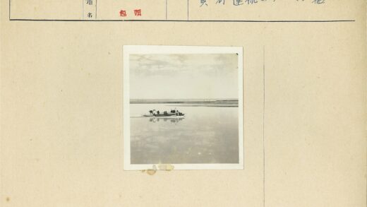 驳船上的人群多云天空.jpg