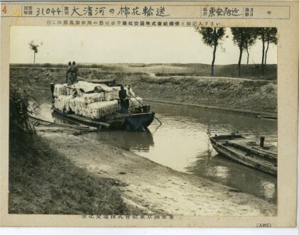驳船沿狭窄河流运送包裹.jpg