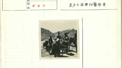 驴友穿越崎岖山区.jpg