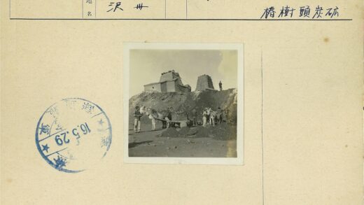 驴车行经山坡建筑群.jpg