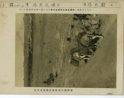驴队驮货穿越工业区.jpg