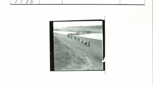 驼队沿河行经贫瘠土地.jpg