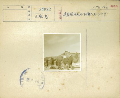 骆驼与牧人在砖房前的旱地.jpg