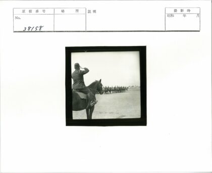 骑兵军官旷野阅兵敬礼.jpg