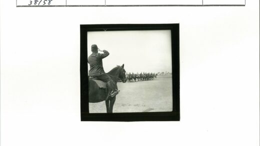 骑兵军官旷野阅兵敬礼.jpg
