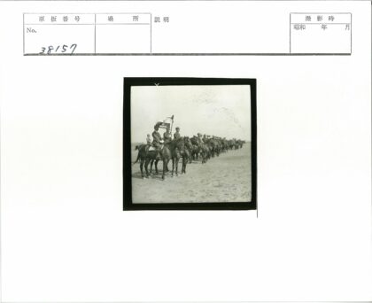 骑兵列队举旗开阔地.jpg