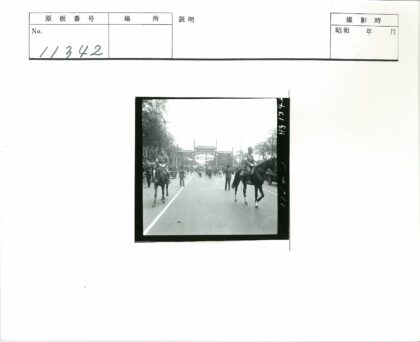 骑兵带领队伍穿过华丽大门街道.jpg