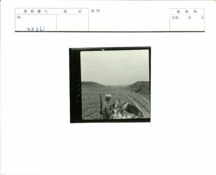 骑兵持枪行军山间土路.jpg
