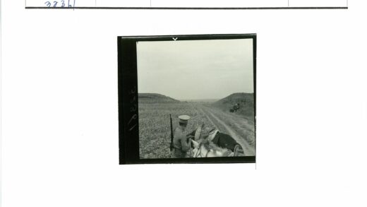 骑兵持枪行军山间土路.jpg