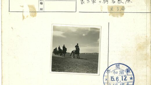 骑兵穿越平原多云天空.jpg