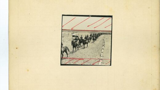 骑兵纵队举旗行进土路.jpg