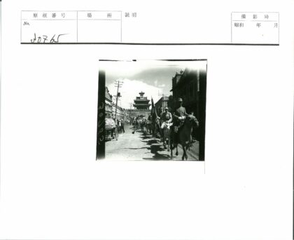 骑兵队传统建筑街道游行.jpg
