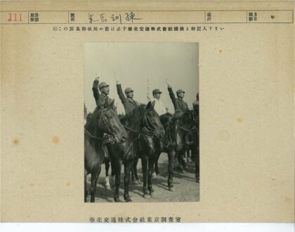 骑兵队户外敬礼.jpg