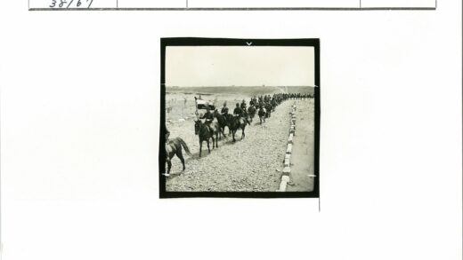 骑兵队持国旗行进.jpg