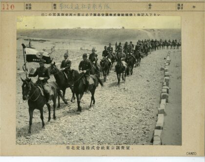骑兵队穿越荒原岩石路.jpg