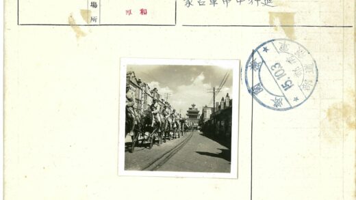 骑兵队穿越街道历史影像.jpg