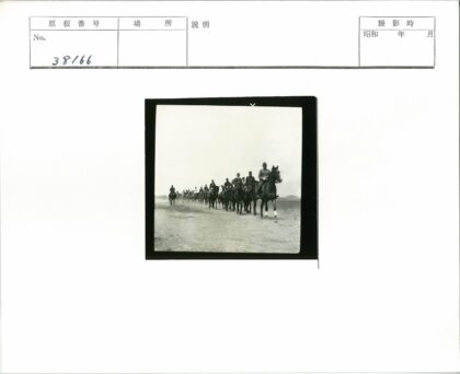 骑兵队行进在山丘土路上.jpg
